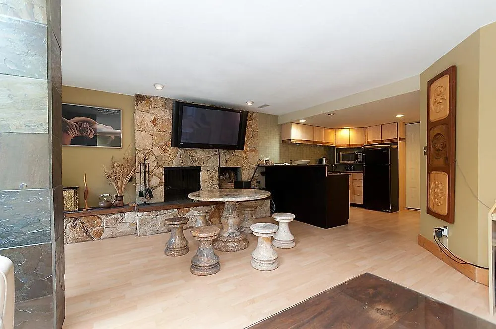 **** Bed & Breakfast House On Dunbar B&B Canada